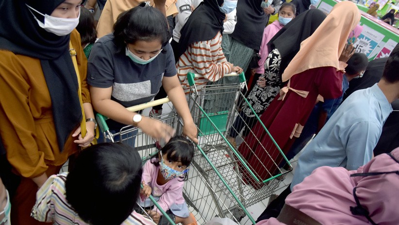 Obral Besar Jelang Tutup Permanen, Giant Pekanbaru Diserbu Pembeli - Bagian 2