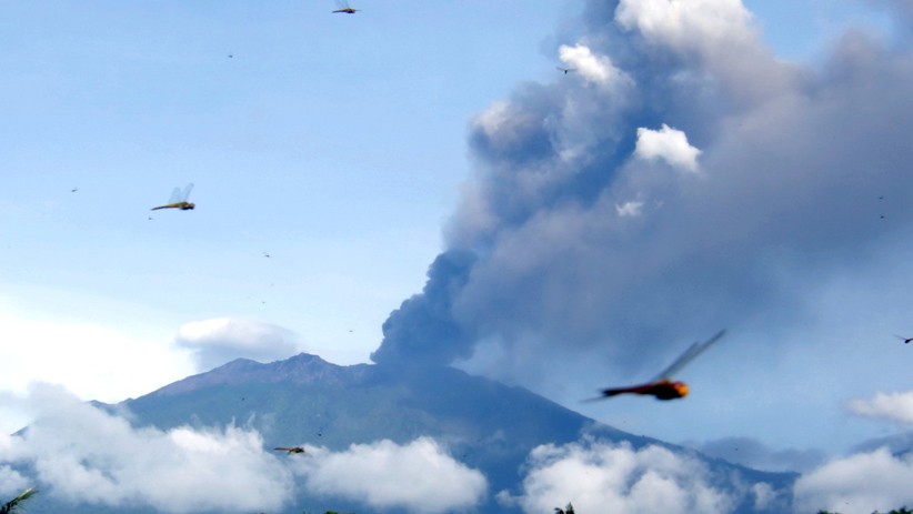 Gunung Raung Semburkan Abu Vulkanis 2,5 Km, 10 Penerbangan Dibatalkan