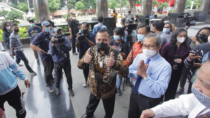 Hari Pers Nasional, Pimpinan KPK Berikan Kue kepada Wartawan - Bagian 2