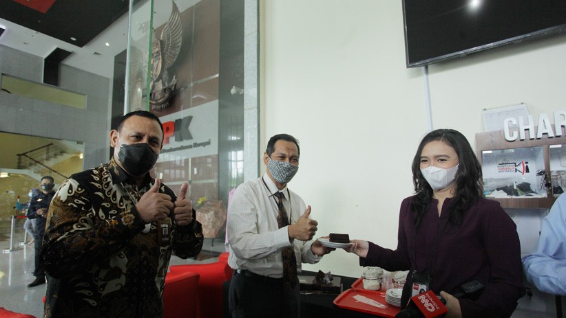 Hari Pers Nasional, Pimpinan KPK Berikan Kue kepada Wartawan - Bagian 1