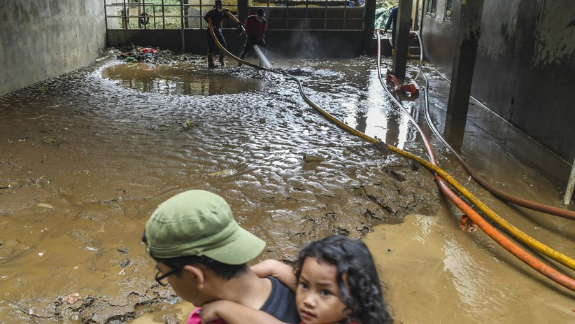 Bersih-Bersih Endapan Lumpur Sisa Banjir Pejaten Timur - Bagian 3