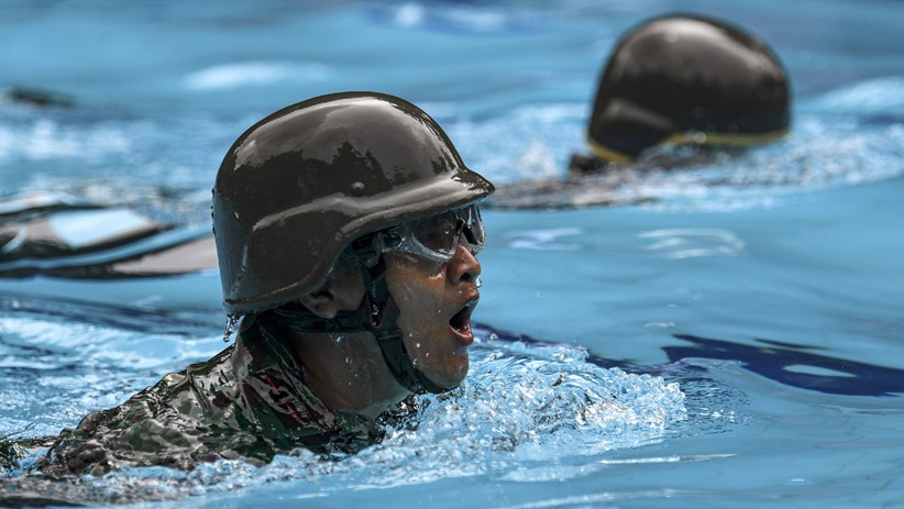 Melihat Ketangguhan Fisik Prajurit Korps Marinir saat Lomba Triathlon - Bagian 2