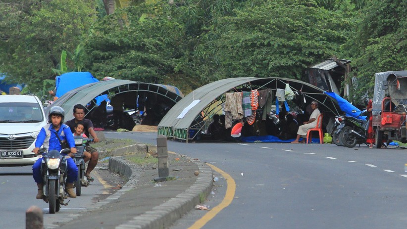 Jaga Barang Berharga, Warga Korban Banjir Indramayu Menolak Dievakuasi - Bagian 2