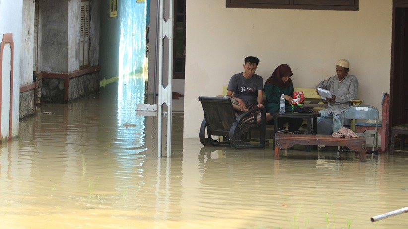 Jaga Barang Berharga, Warga Korban Banjir Indramayu Menolak Dievakuasi
