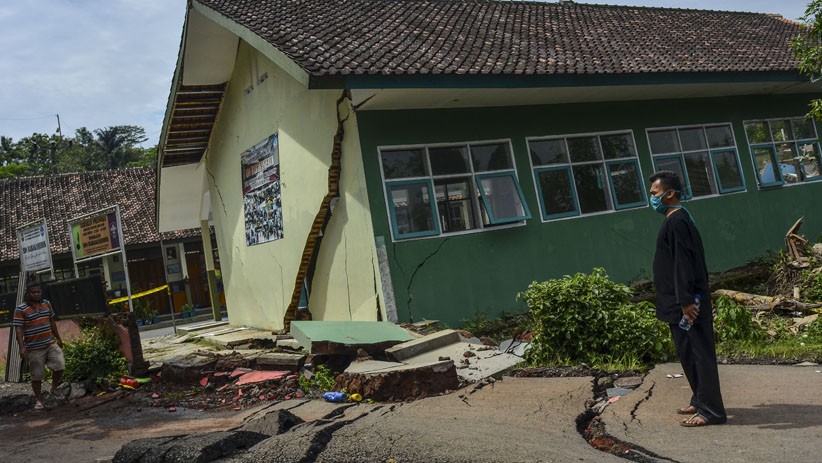 Sekolah Ambruk akibat Pergerakan Tanah di Desa Singajaya Tasikmalaya - Bagian 2