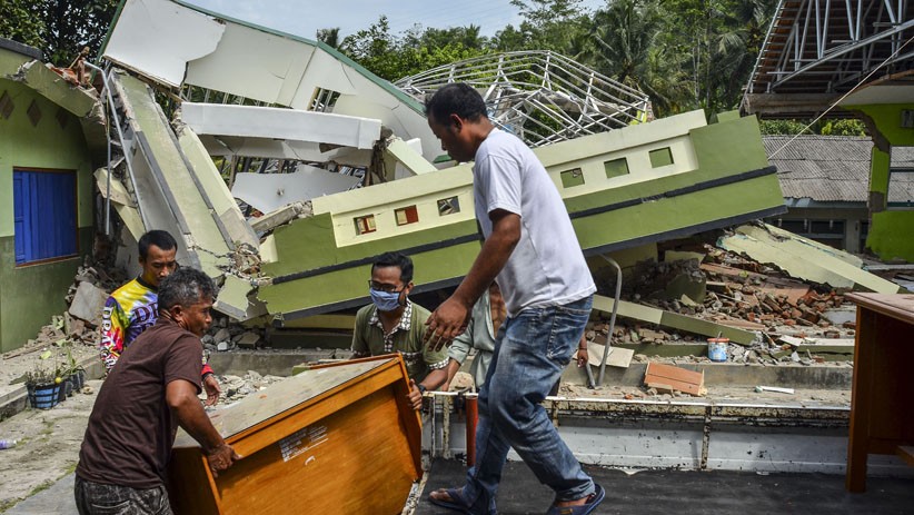 Sekolah Ambruk akibat Pergerakan Tanah di Desa Singajaya Tasikmalaya