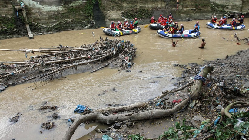 Mengarungi Sungai Babura Medan Sambil Memungut Sampah