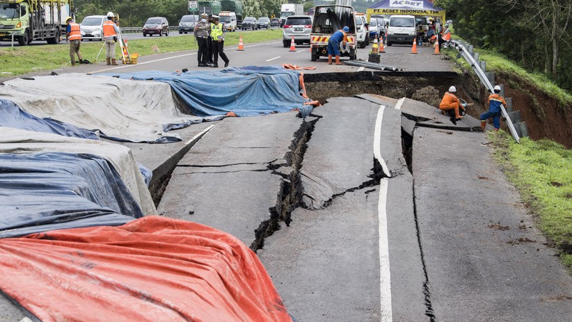 Penampakan Jalan Tol Cipali KM 122 Ambles Ditutup Terpal - Bagian 3