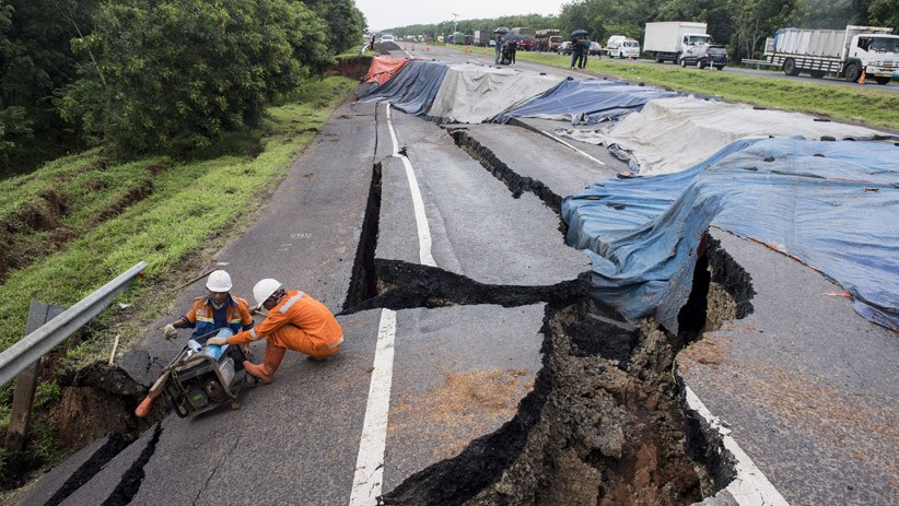 Penampakan Jalan Tol Cipali KM 122 Ambles Ditutup Terpal - Bagian 1
