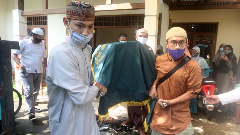 Jenazah Ustadz Maaher At-Thuwailibi Dibawa ke Ponpes Daarul Qur'an Cipondoh - Bagian 3