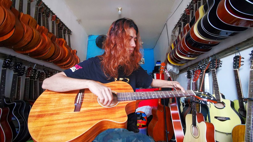 Kisah Sukses Pengamen Tanpa 4 Jari Kini Produksi Gitar untuk Musisi Top Indonesia - Bagian 2