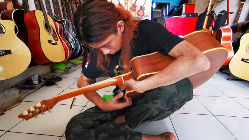 Kisah Sukses Pengamen Tanpa 4 Jari Kini Produksi Gitar untuk Musisi Top Indonesia - Bagian 7