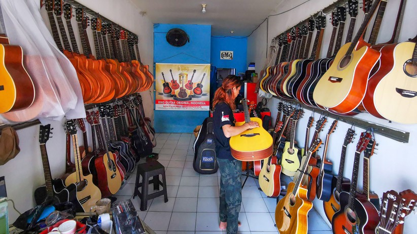 Kisah Sukses Pengamen Tanpa 4 Jari Kini Produksi Gitar untuk Musisi Top Indonesia - Bagian 4