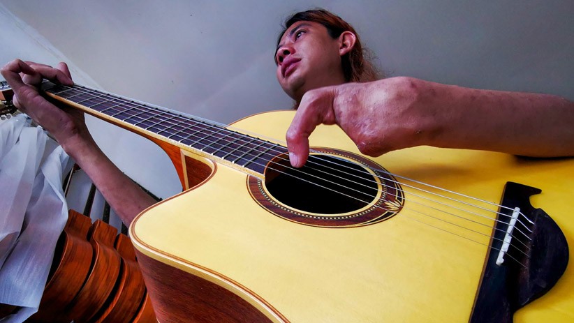 Kisah Sukses Pengamen Tanpa 4 Jari Kini Produksi Gitar untuk Musisi Top Indonesia - Bagian 3