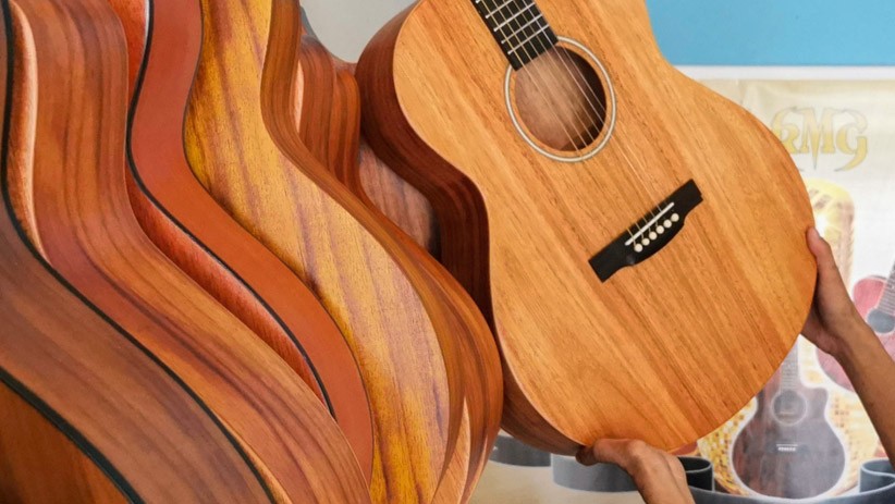 Kisah Sukses Pengamen Tanpa 4 Jari Kini Produksi Gitar untuk Musisi Top Indonesia - Bagian 5