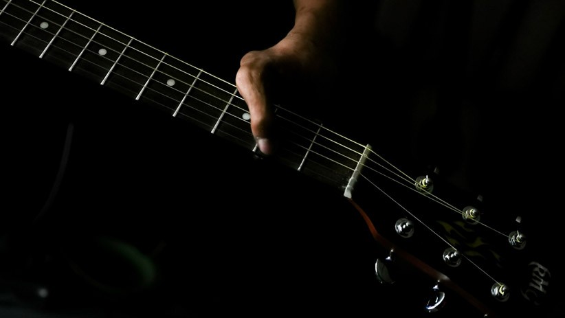 Kisah Sukses Pengamen Tanpa 4 Jari Kini Produksi Gitar untuk Musisi Top Indonesia - Bagian 6