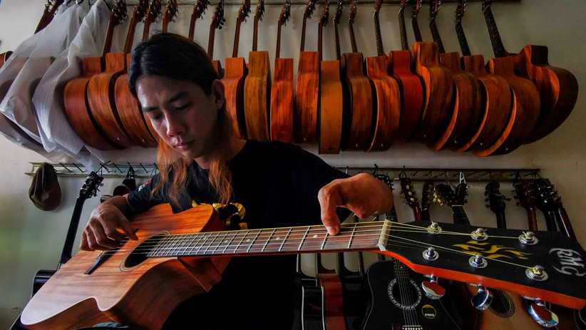 Kisah Sukses Pengamen Tanpa 4 Jari Kini Produksi Gitar untuk Musisi Top Indonesia - Bagian 1