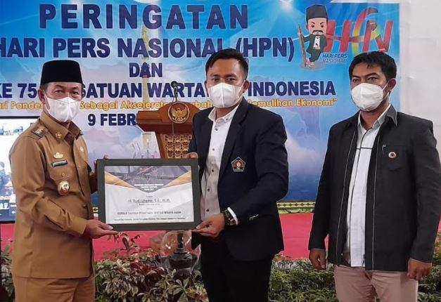 Hari Pers 2021, PWI Berikan Penghargaan Tjindarboemi ke Bupati Lampura