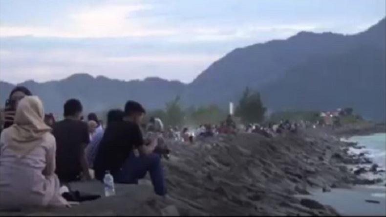 Tegakkan Syariat Islam, Satpol PP Tutup Jalur Pantai Gampong Jawa-Ulee Lheu Jelang Magrib