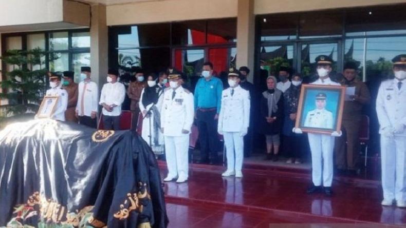 Bupati Agam Indra Catri Lepas 2 Jenazah Kepala Dinas Korban Kecelakaan di Madina