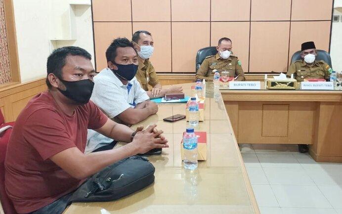 title Bupati Tebo Terima PWI Jambi Award di Hari Pers Nasional 2021 Bupati Tebo Terima PWI Jambi Award di Hari Pers Nasional 2021