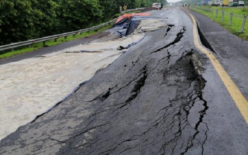 Pastikan Contra Flow Aman, Dirditlantas Polda Jabar ke Lokasi Jalan Ambles Tol Cipali