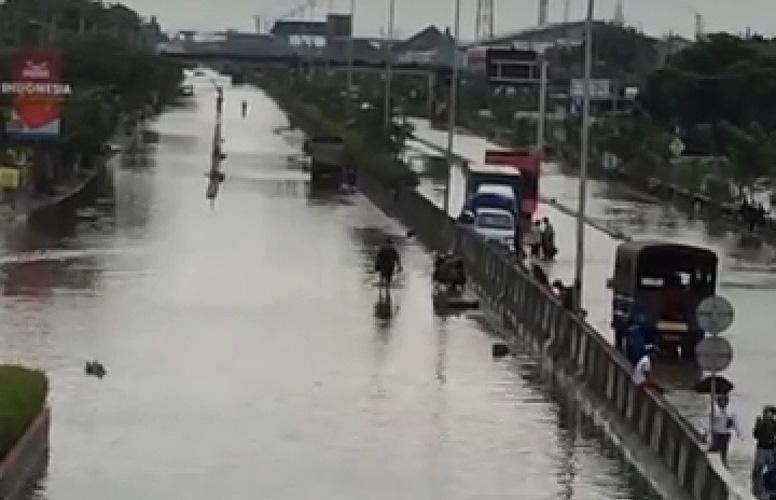 Banjir di Kaligawe Semarang Masih Tinggi, Hanya Bisa Dilewati Truk