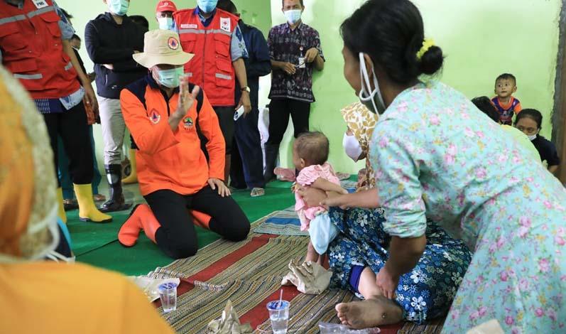 Cek Pengungsi Banjir Demak, Ganjar: Makannya Jangan Hanya Mie Instan Terus