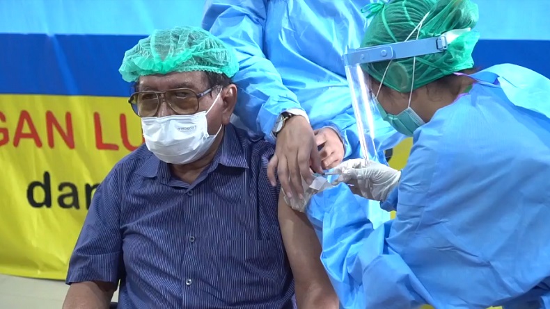 Nakes Lansia di Kota Pontianak Mulai Mendapat Vaksinasi Covid