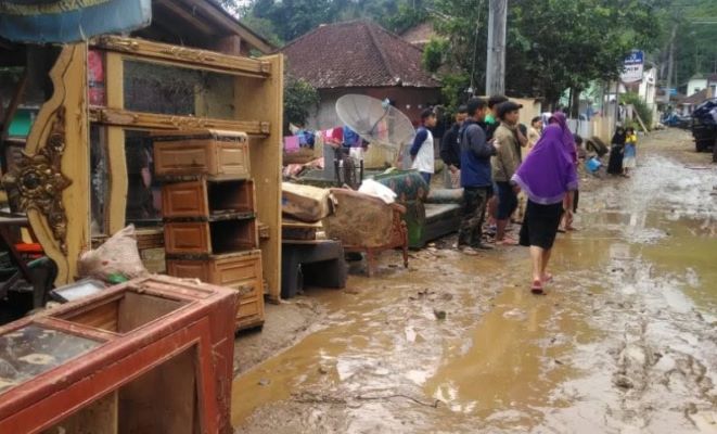 Tanah Mulai Bergerak, Warga Banjarwangi Garut Harus Segera Diungsikan