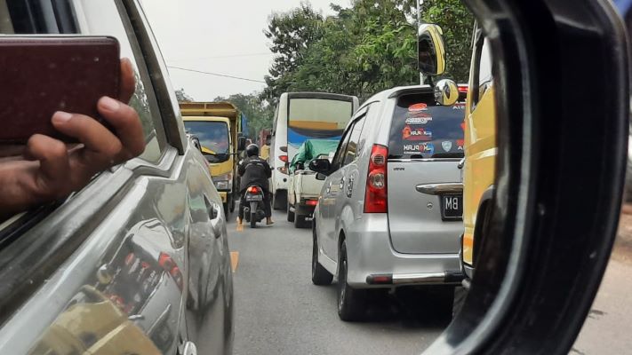 Hindari Jalur Arteri Purwakarta-Padalarang Macet Total