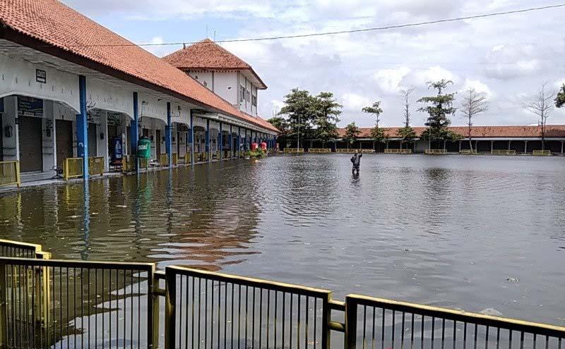 Banjir Belum Surut, Terminal Induk Jati Kudus Lumpuh Total