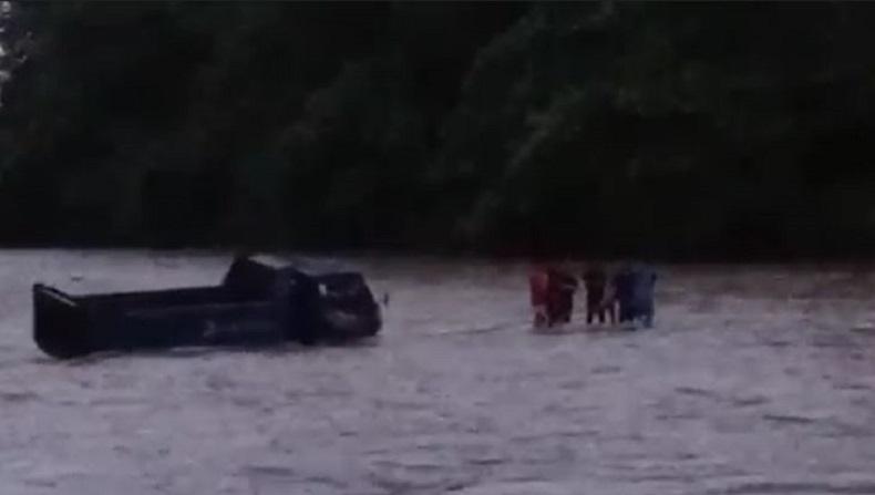 Debit Air Sungai Tiba-Tiba Naik, Truk Pengangkut Batu di Pidie Jaya Nyaris Terseret Arus 