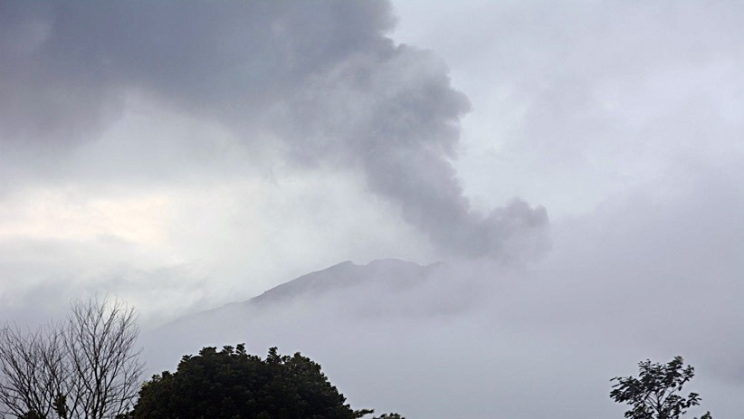Gunung Raung Keluarkan Asap Hitam dan Abu Vulkanik - Bagian 2