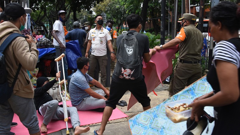 Kericuhan Warnai Penertiban Imigran Pencari Suaka di Jalan Kebon Sirih - Bagian 2