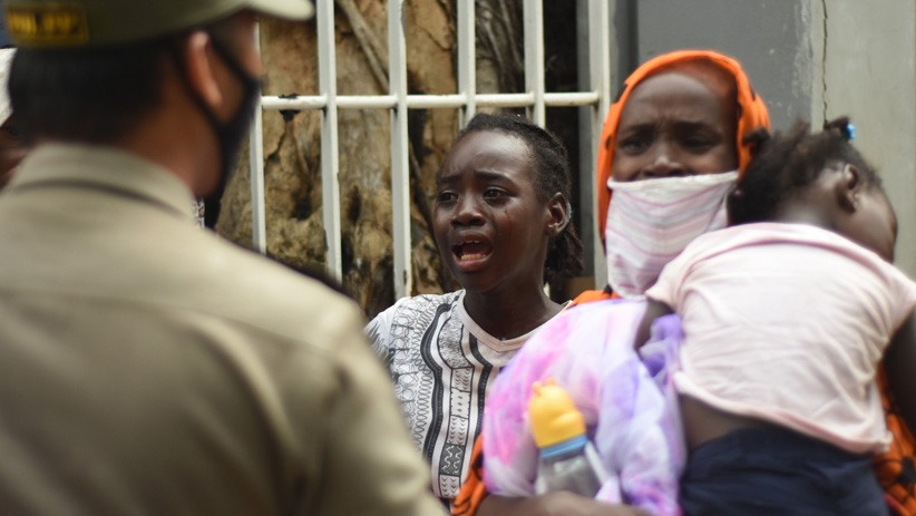 Kericuhan Warnai Penertiban Imigran Pencari Suaka di Jalan Kebon Sirih - Bagian 3