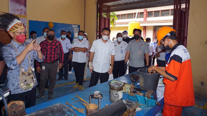 Pakai Topi Khas Papua dan Noken, Nadiem Makarim Kunjungi Bengkel SMK 3 Sorong - Bagian 2
