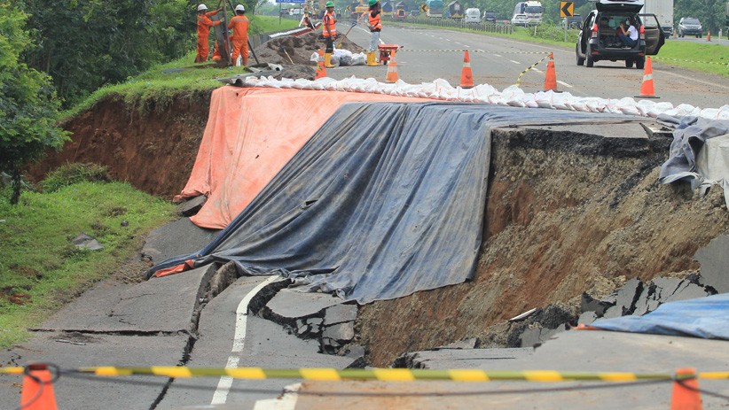 Tol Cipali Ambles, Jalan Sementara Dibuat Sepanjang 200 Meter - Bagian 2