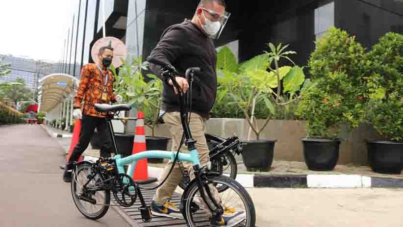 Penampakan 2 Sepeda Brompton Diserahkan ke KPK saat Rekonstruksi Suap Bansos Covid - Bagian 1