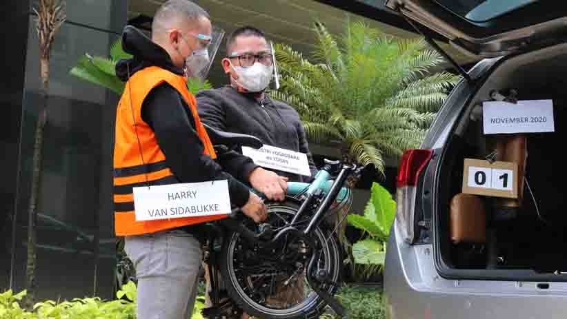 Penampakan 2 Sepeda Brompton Diserahkan ke KPK saat Rekonstruksi Suap Bansos Covid - Bagian 2