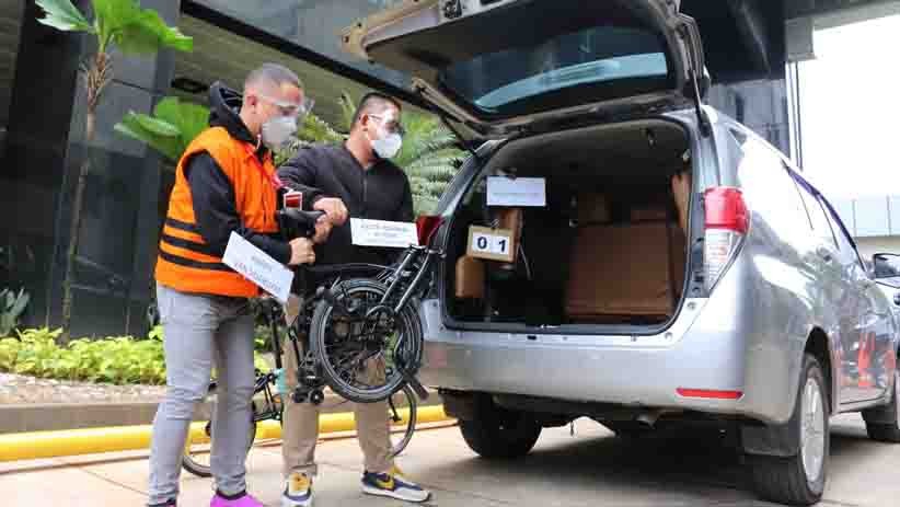 Penampakan 2 Sepeda Brompton Diserahkan ke KPK saat Rekonstruksi Suap Bansos Covid - Bagian 3