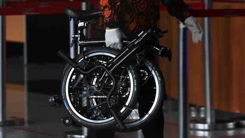 Penampakan 2 Sepeda Brompton Diserahkan ke KPK saat Rekonstruksi Suap Bansos Covid - Bagian 5