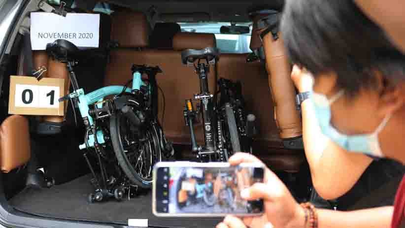 Penampakan 2 Sepeda Brompton Diserahkan ke KPK saat Rekonstruksi Suap Bansos Covid - Bagian 4