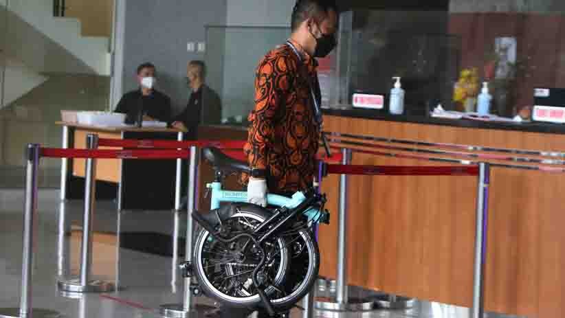 Penampakan 2 Sepeda Brompton Diserahkan ke KPK saat Rekonstruksi Suap Bansos Covid - Bagian 6