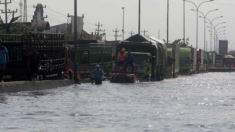 Kaligawe Masih Terendam Banjir, Kemacetan Panjang Truk Terlihat di Jalur Pantura