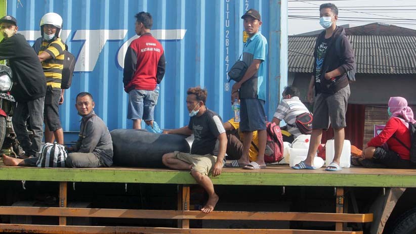 Kaligawe Masih Terendam Banjir, Kemacetan Panjang Truk Terlihat di Jalur Pantura
