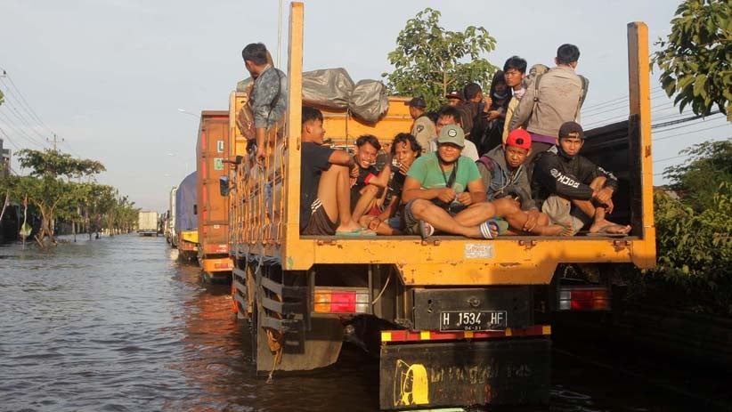 Jalur Pantura Kaligawe Semarang Kembali Terendam Banjir