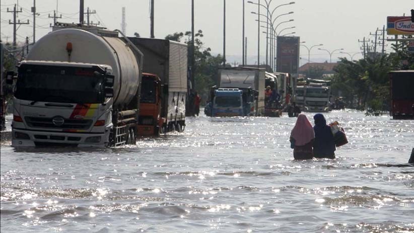 Kaligawe Masih Terendam Banjir, Kemacetan Panjang Truk Terlihat di Jalur Pantura