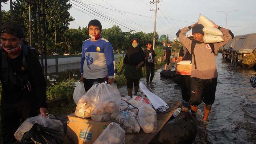 Relawan Pemuda Salurkan Bantuan untuk Korban Banjir Semarang