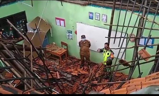 Lapuk Dimakan Usia, MI Watoniyah Cirebon Roboh